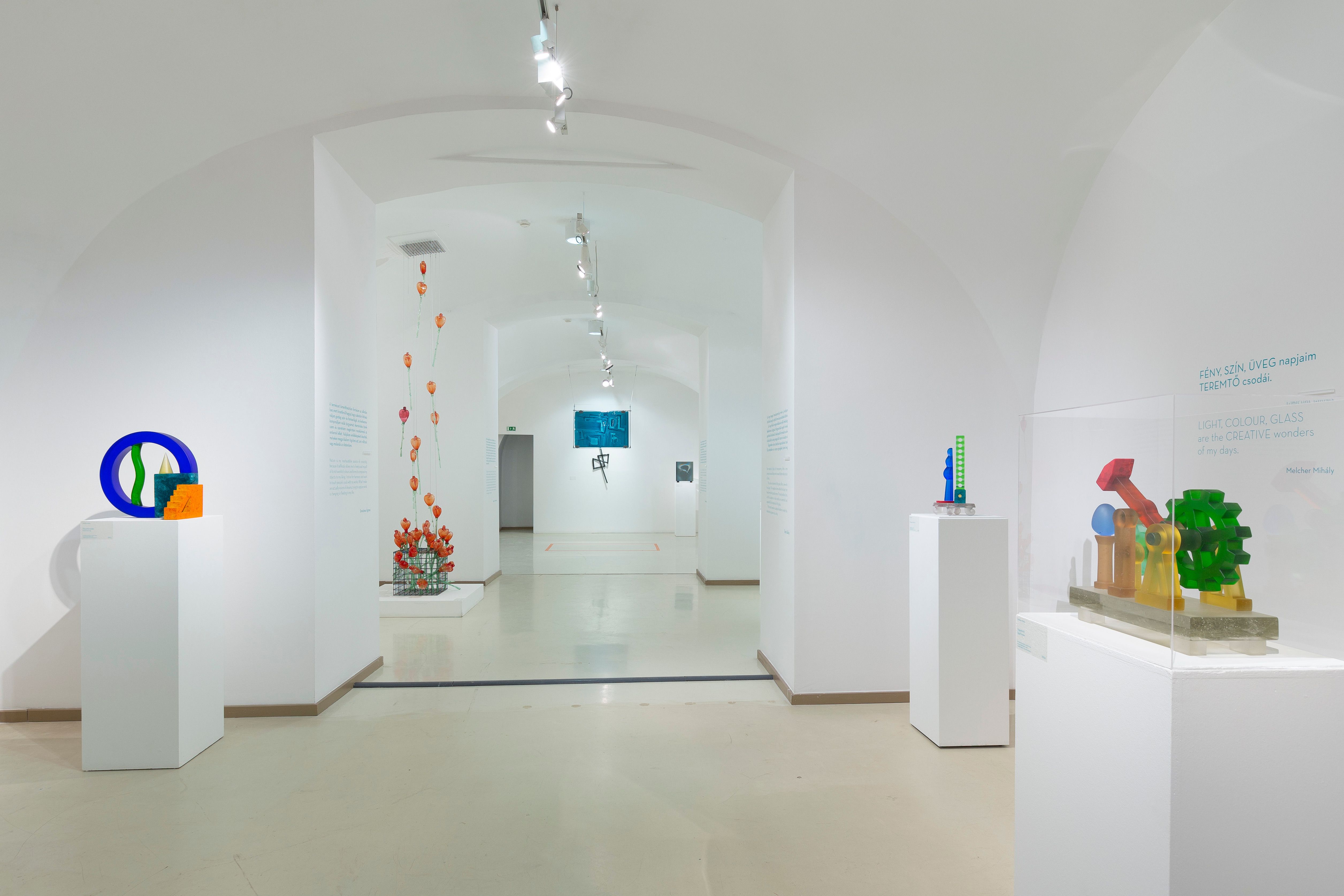 Üveg Hat Főre, kiállítás